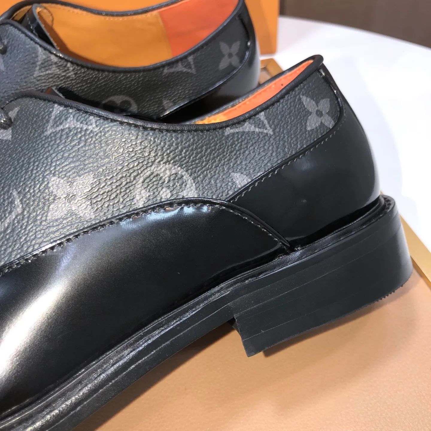 Men's men's shoes💰460💰【LV】(sheepskin lining) formal men's shoes! The high-end formal wear style is luxurious and elegant, with both practicality and style. We pay special attention to quality and details. The original version at the counter is 1:1 ultra-accurate replica👍🏻 The shoe last, leather, workmanship and comfort are not inferior! Material: imported cowhide upper, soft first layer of sheepskin! Code number: 38-45 (45 customized)